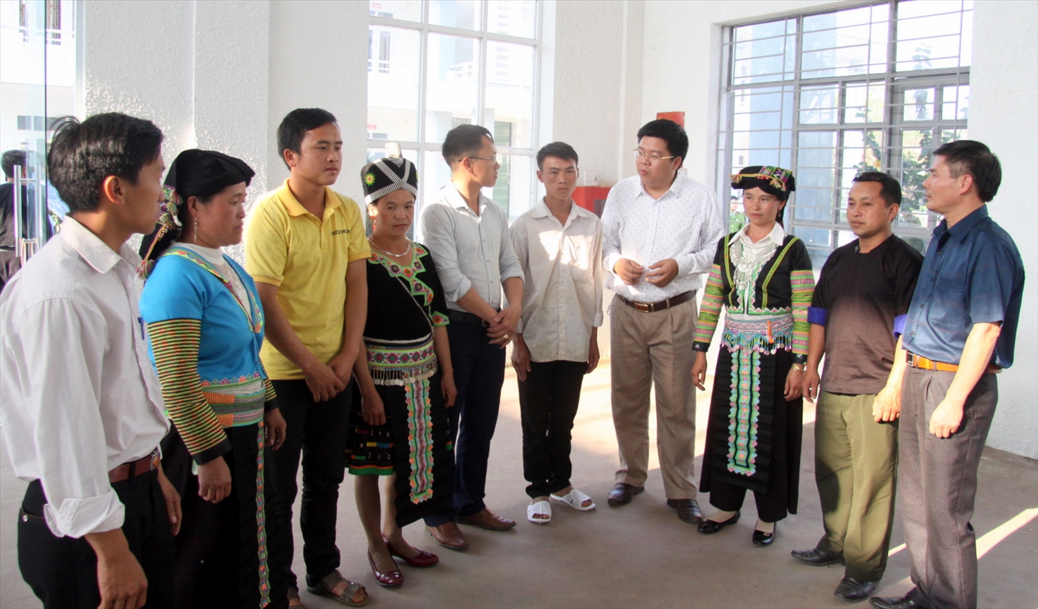  Lãnh đạo huyện Than Uyên, Ban Dân vận Huyện ủy trò chuyện với bà con dân tộc Mông xã Phúc Than về thực hiện nếp sống văn hóa mới