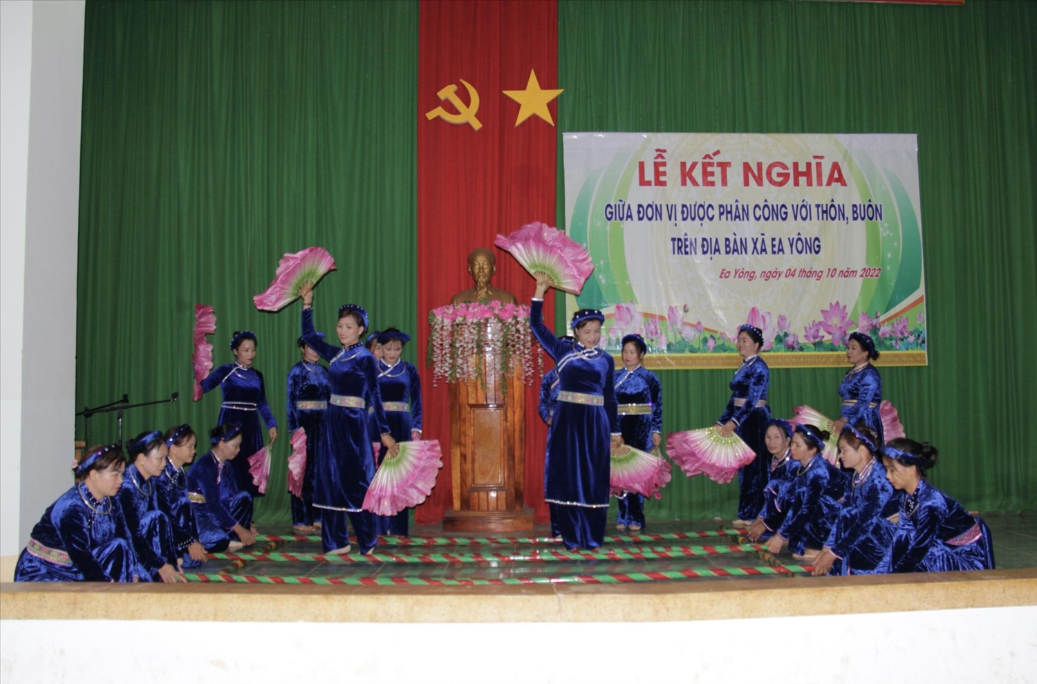 Tiết mục biểu diễn múa sạp của bà con dân tộc Tày, Nùng thôn Thạch Lũ trong lễ kết nghĩa xã Ea Yông (huyện Krông Pắc)