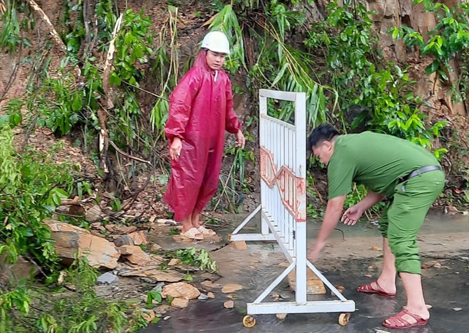 Lực lượng chức năng Quảng Nam tiến hành chặn các tuyến đường nguy hiểm đề phòng sạt lở đất