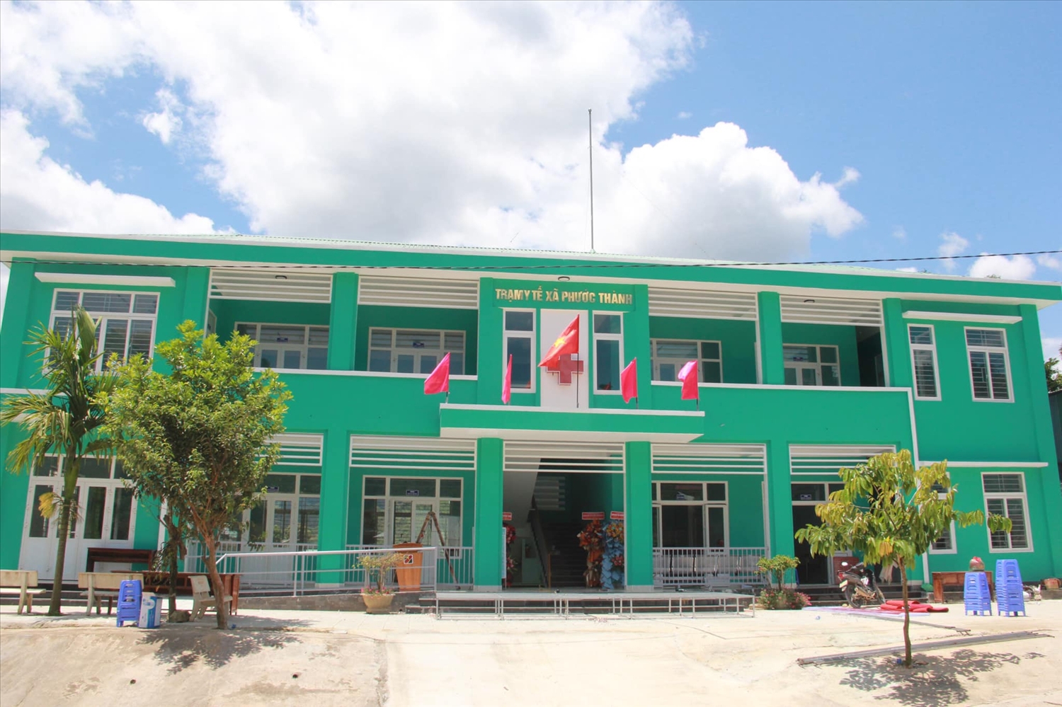 Trạm y tế xã Phước Thành gồm các hạng mục: Khối nhà trạm 2 tầng, 12 phòng và khối nhà công vụ 1 tầng, 4 phòng với tổng diện tích xây dựng gần 600m2