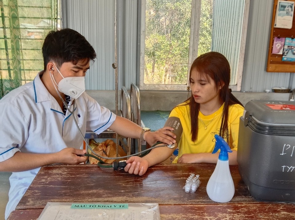 Y sỹ Nguyễn Văn Trúc khám bệnh cho bà con dân bản xã Phước Thành