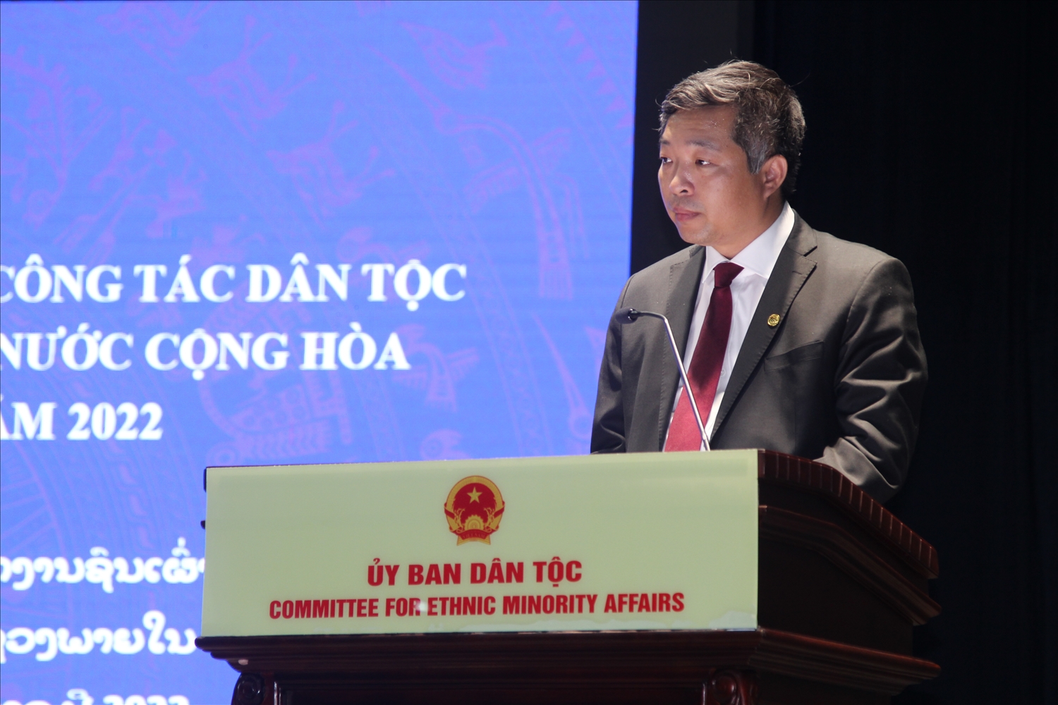 Ông Trần Trung - Giám đốc Học viện Dân tộc báo cáo kết quả lớp tập huấn