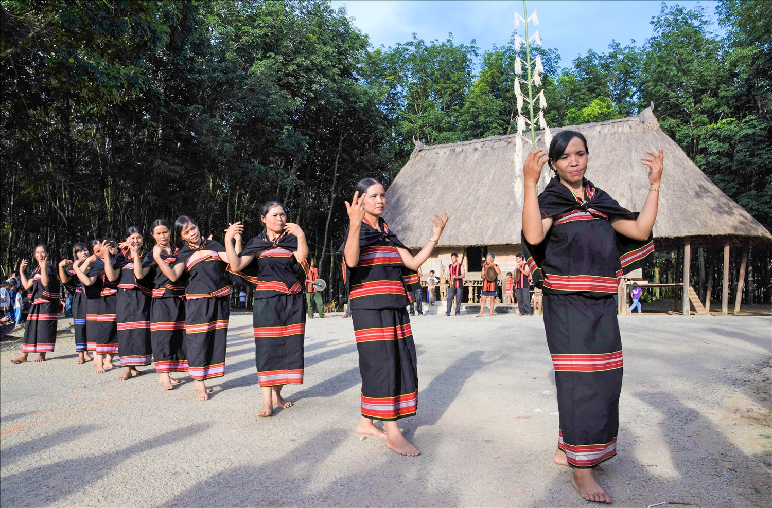 Điệu múa trước nhà làng trong Lễ hội ăn than của người Gié Triêng (Ảnh Tấn Vịnh)
