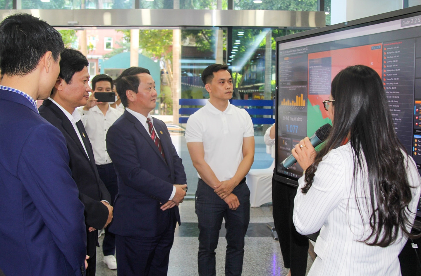 Bộ trưởng, Chủ nhiệm UBDT cùng các đại biểu tham quan các sản phẩm công nghệ được giới thiệu tại buổi Lễ