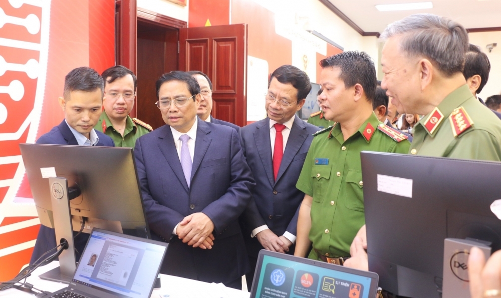 Thủ tướng Chính phủ Phạm Minh Chính và các đại biểu thăm quan gian trưng bày ứng dụng Căn cước công dân gắn chíp trong khám chữa bệnh BHYT của ngành BHXH Việt Nam