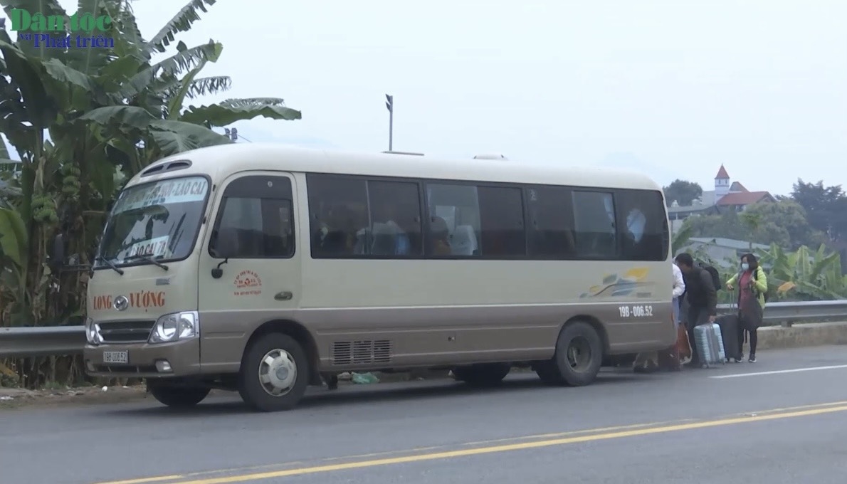 Xe khách dừng bắt khách trên cao tốc Nội Bài - Lào Cai