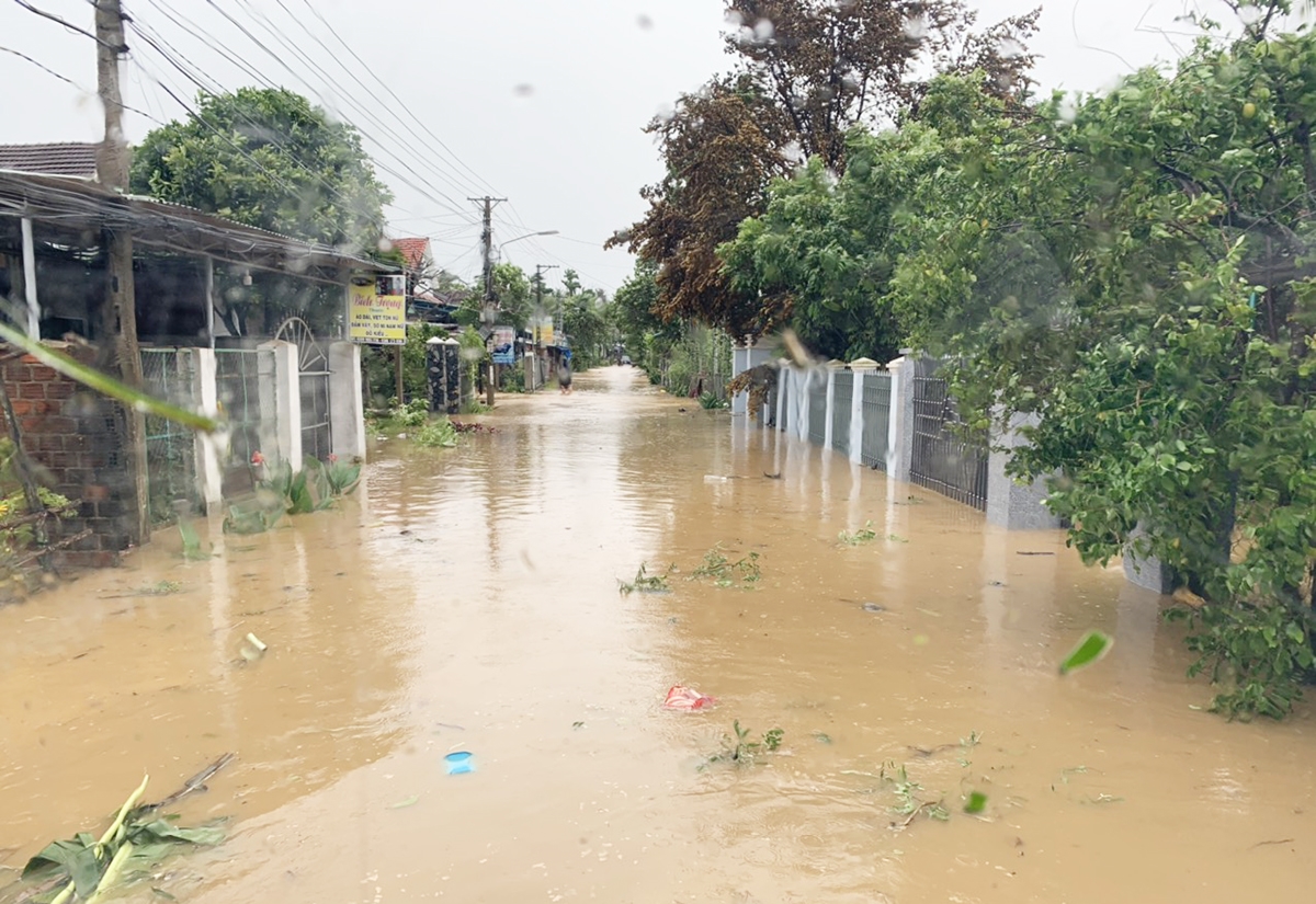 Một tuyến đường trong khu dân cư ở huyện An Lão bị ngập sâu trong nước
