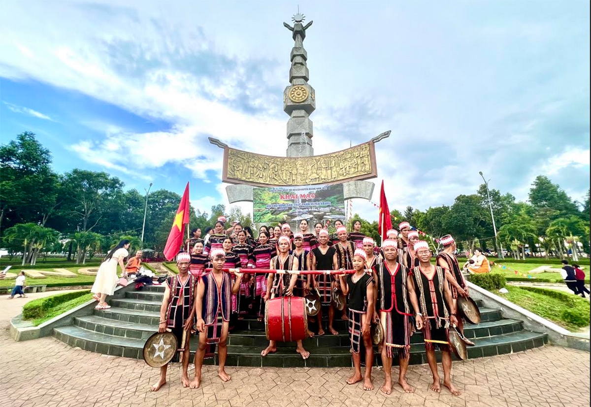 Các nghệ nhân Ba Na tại Ngày hội du lịch huyện Kbang 