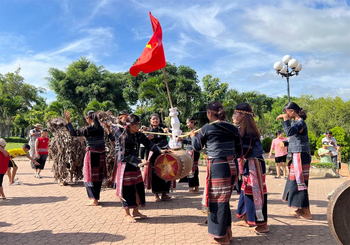 Các nghệ nhân Ba Na biểu diễn cồng chiêng tại Ngày hội du lịch huyện Kbang phục vụ người dân và du khách tham quan