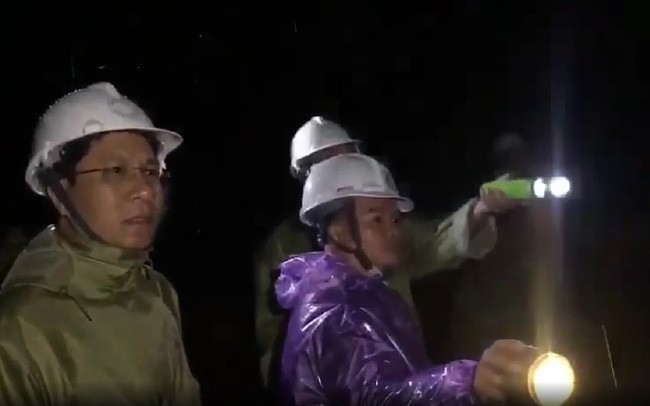 Lãnh đạo huyện Trà Bồng chỉ đạo công tác tìm kiếm cứu nạn tại hiện trường thủy điện Kà Tinh (Nguồn: NLĐ)