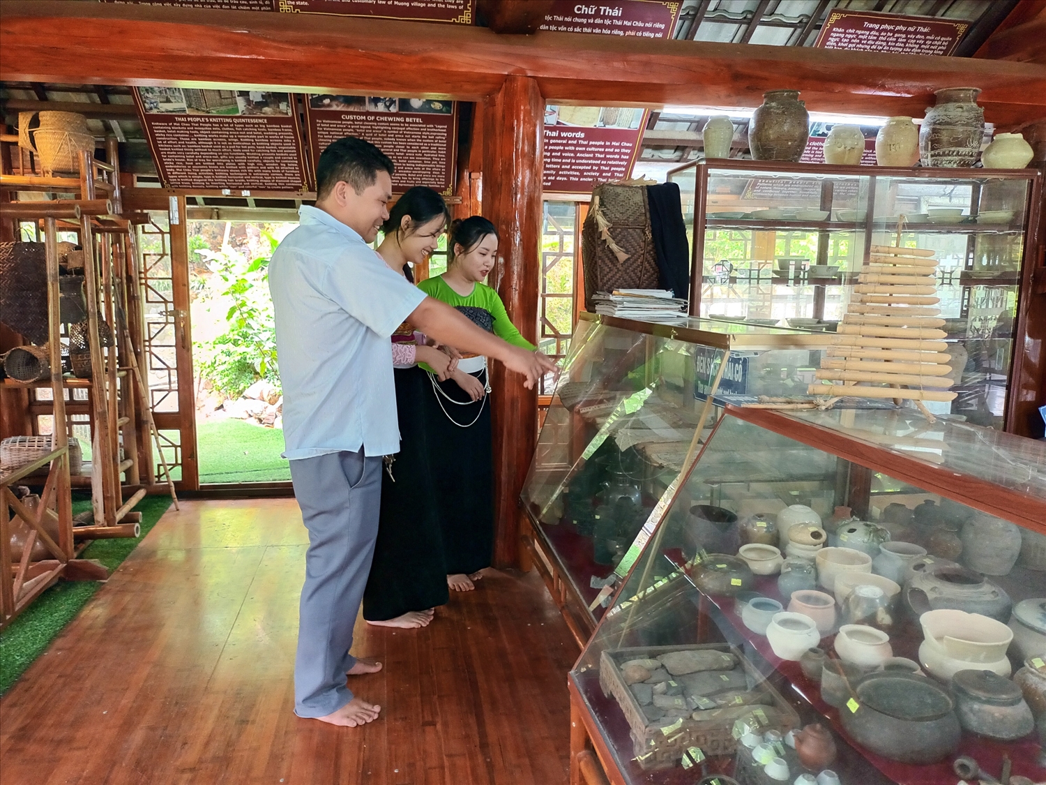 Trưởng Bản Văn Lò Văn Phúc trực tiếp thuyết minh hiện vật tại Bảo tàng Thái Mai Châu