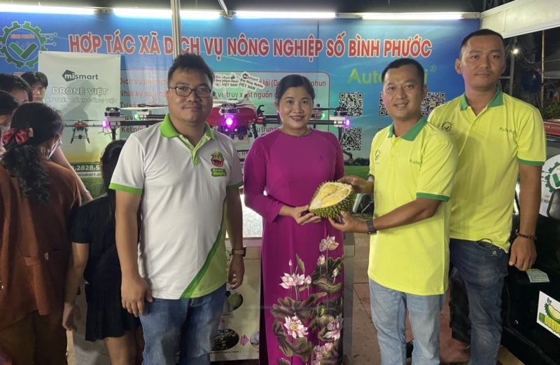 Chủ tịch UBND tỉnh Bình Phước Trần Tuệ Hiền (thứ 3, phải sang) tham quan mô hình sầu riêng cấp đông được triển lãm tại gian hàng của HTX Dịch vụ nông nghiệp số Bình Phước