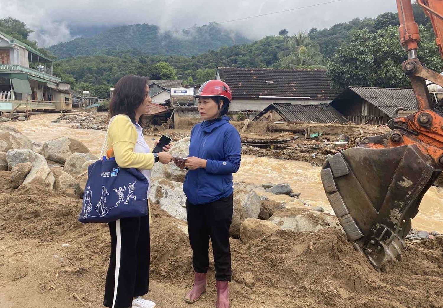 Đại diện Tập đoàn Masan đến thăm hỏi, trao tặng quà để hỗ trợ bà con vùng chịu thiệt hại nặng nhất của Nghệ An