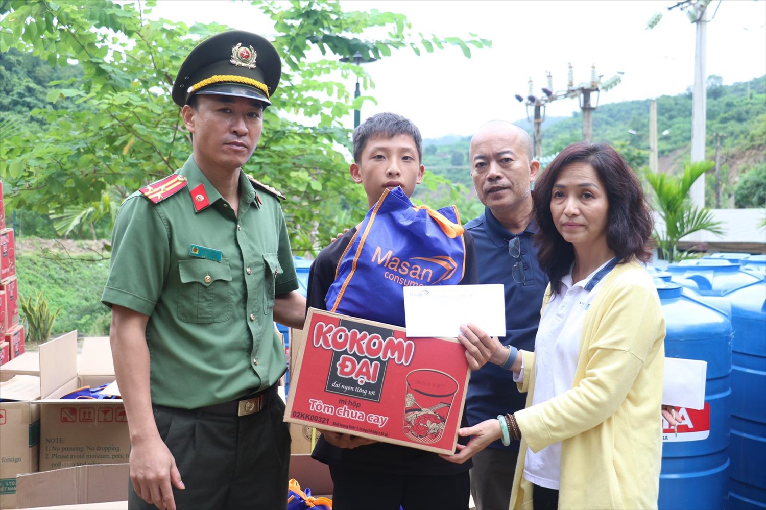 Đại diện Tập đoàn Masan đến thăm hỏi, trao tặng quà thiết yếu để hỗ trợ bà con vùng chịu thiệt hại nặng nhất của Nghệ An