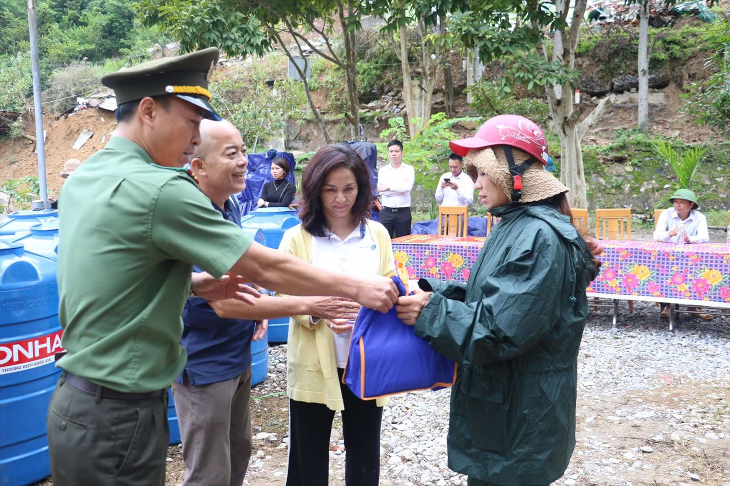 Đại diện Tập đoàn Masan đến thăm hỏi, trao tặng quà thiết yếu để hỗ trợ người dân vùng chịu thiệt hại nặng nhất của Nghệ An