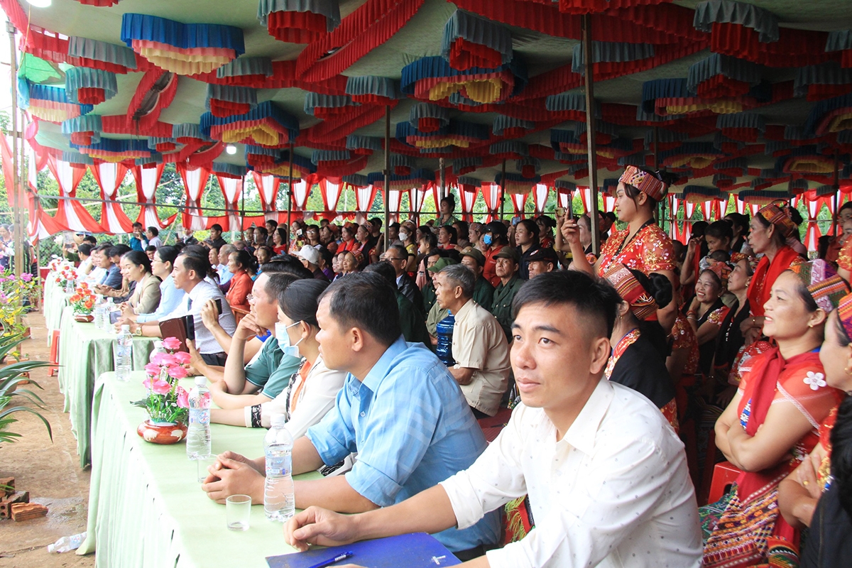 Các đại biểu và đông đảo Nhân dân địa phương tham dự Lễ hội cơm mới Buôn Thái năm 2022