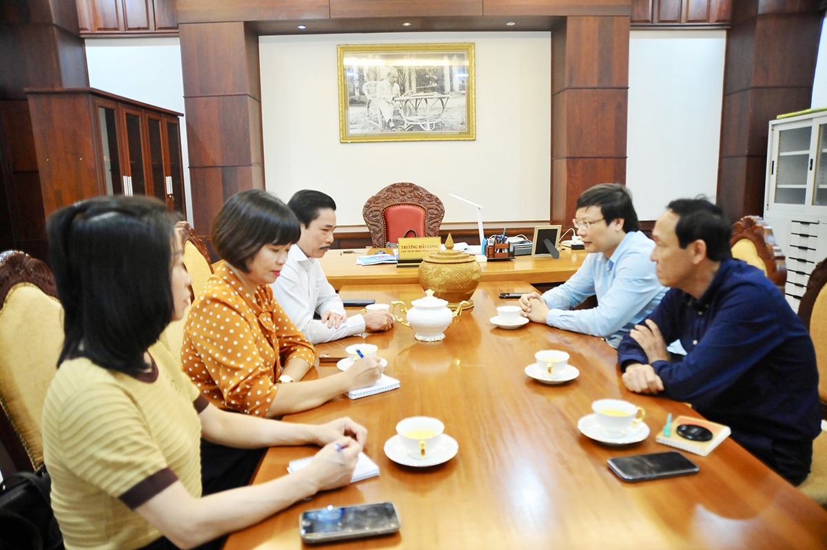 Đoàn công tác Báo Dân tộc và Phát triển trao làm việc với đồng chí Trương Hải Long (người ngồi trong, từ phải qua trái) - Chủ tịch UBND tỉnh Gia Lai