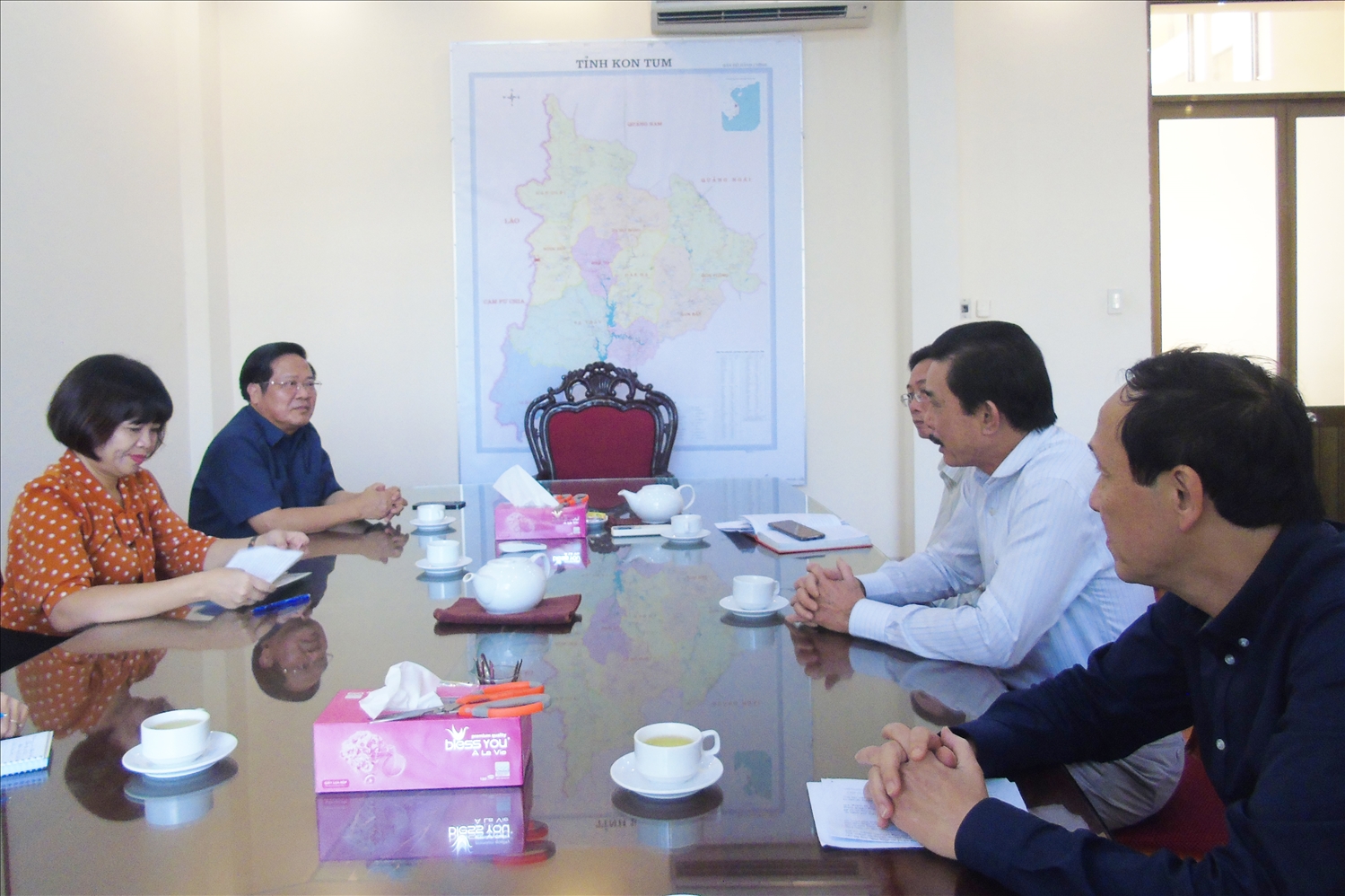 Ông Lê Ngọc Tuấn, Chủ tịch UBND tỉnh Kon Tum (người ngồi phía trong, từ bên trái qua phải) trao đổi với Đoàn công tác của Báo Dân tộc và Phát triển