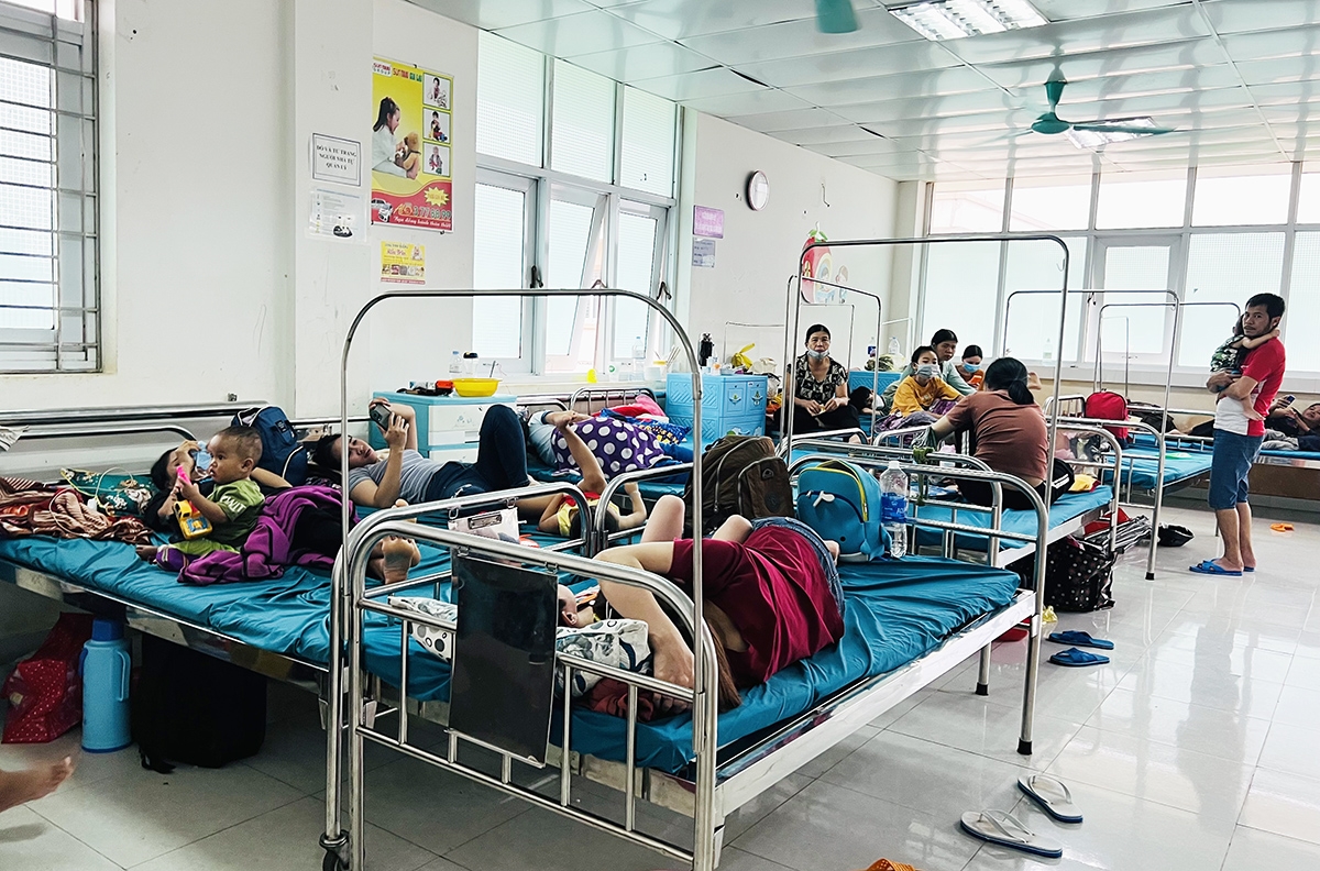 Bệnh nhi nhập viện đông nên Bệnh viện Nhi tỉnh Gia Lai phải kê giường ghép để điều trị
