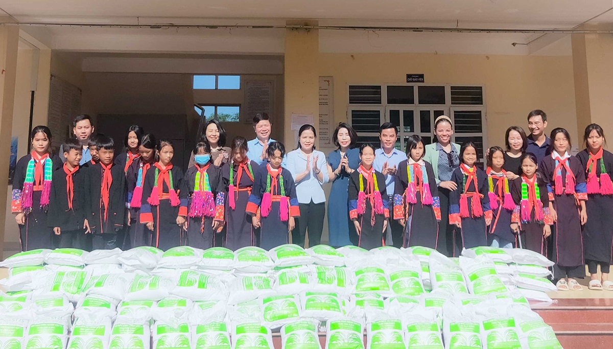 Đoàn công tác trao tặng gạo cho các em học sinh Trường PTDT Bán trú THCS Nam Sơn