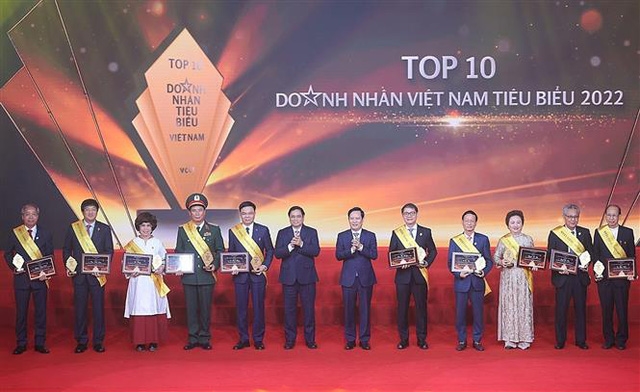 Thủ tướng Phạm Minh Chính trao tặng danh hiệu tôn vinh các doanh nhân được vinh danh Top 10 Doanh nhân Việt Nam tiêu biểu nhất. Ảnh: Dương Giang-TTXVN