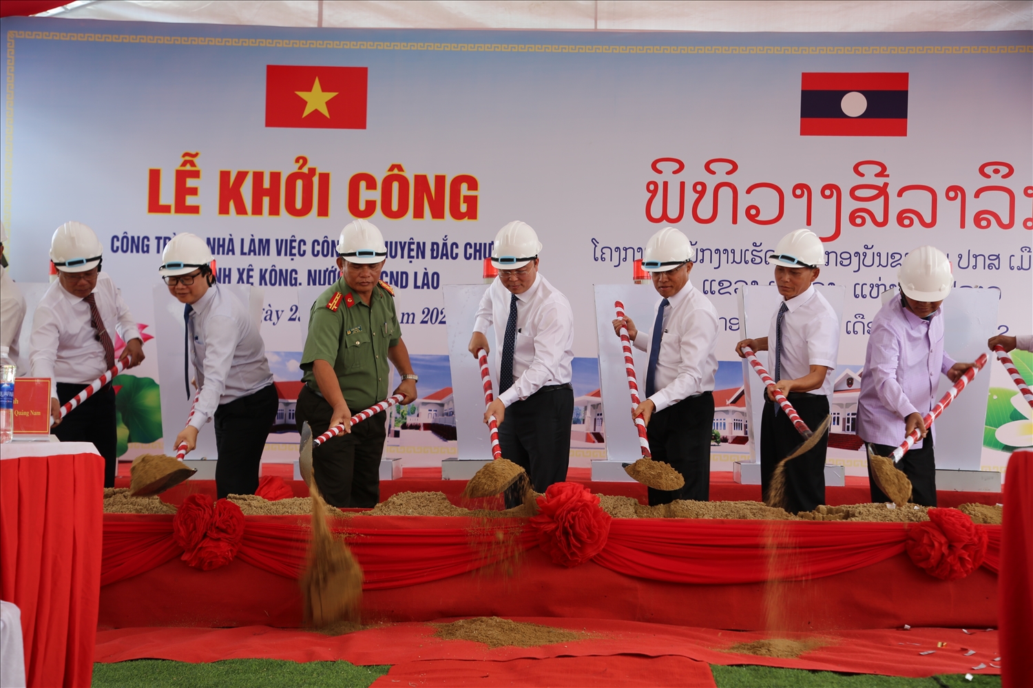 Đại diện lãnh đạo Quảng Nam - Sê Kông thực hiện nghi thức khởi công nhà làm việc Công an huyện Đắc Chưng