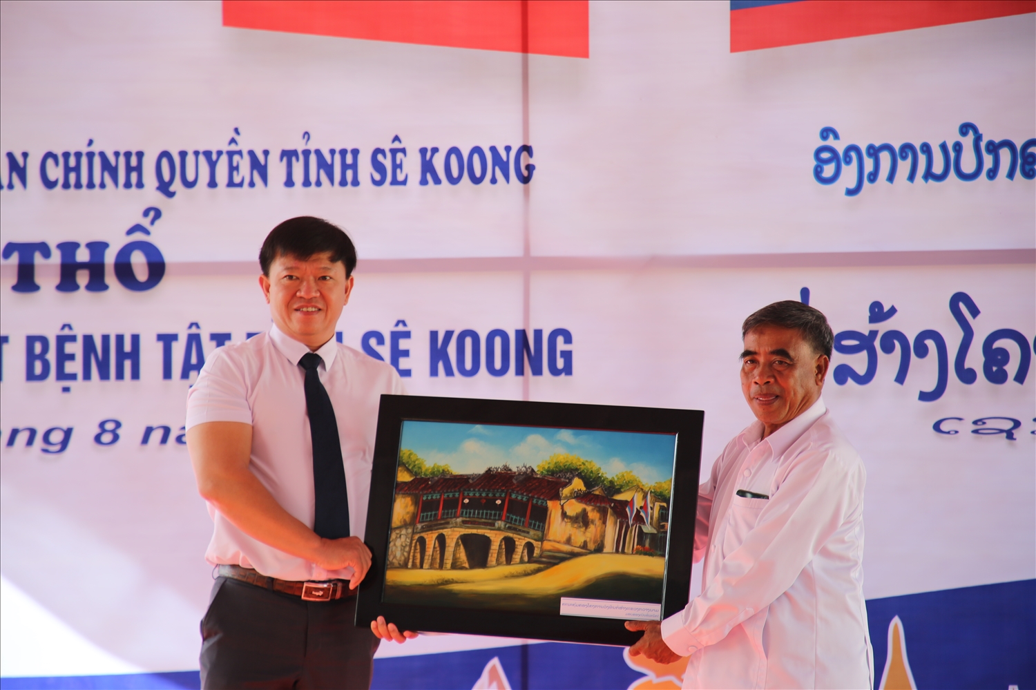 Đại diện Ban Quản lý dự án đầu tư xây dựng tỉnh Quảng Nam tặng quà lưu niệm cho Sở Y tế tỉnh Sê Kông nhân dịp khởi công công trình