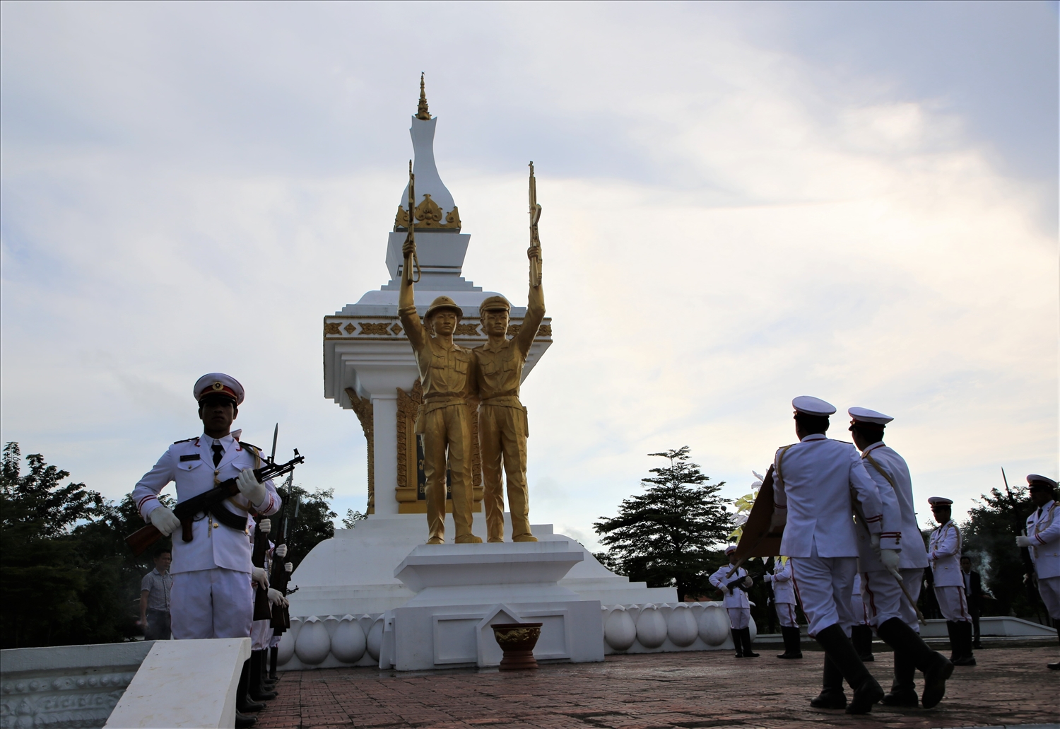 Tượng đài chiến thắng liên minh Lào - Việt Nam ở Sê Kông ghi dấu ấn tình đoàn kết hai nước, cùng sự đóng góp của ông Lê Viết Muồng
