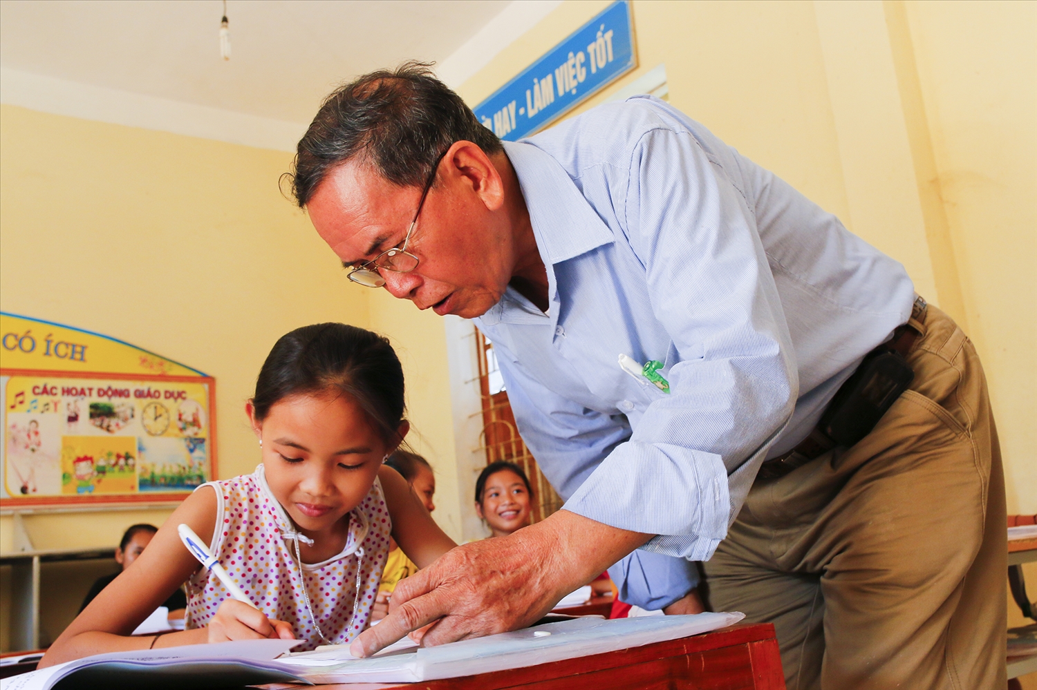 Thầy giáo Vi Khăn Mun đang truyền dạy chữ Thái Lai Pao cho các em học sinh 