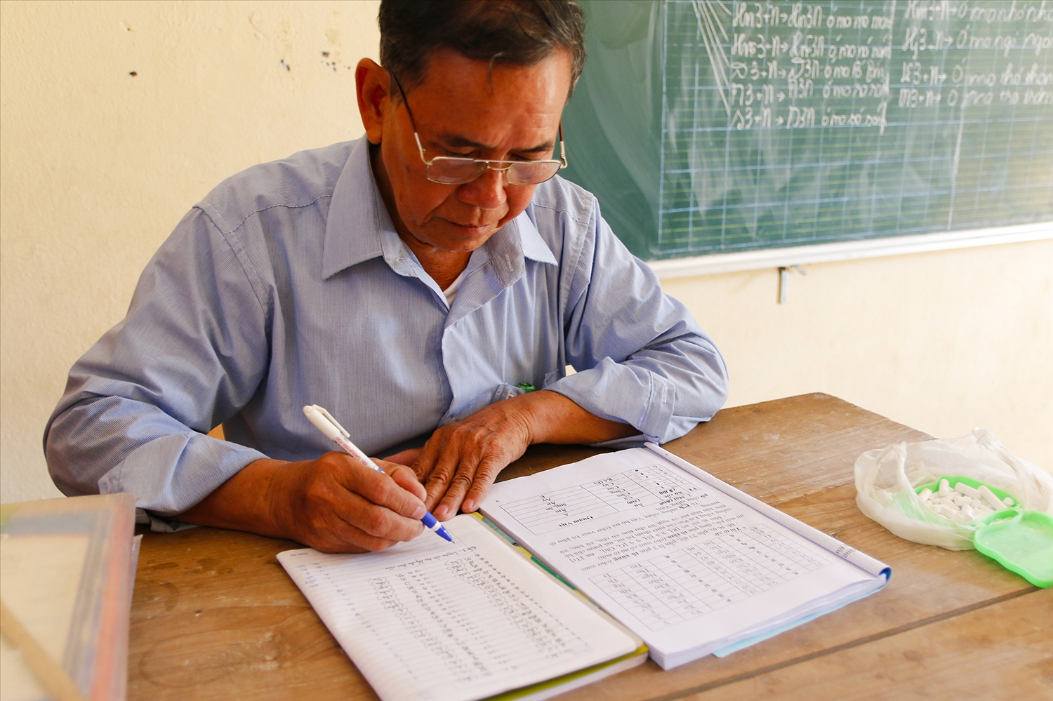 Thầy giáo Vi Khăn Mun đã kỳ công soạn ra những bài giảng sinh động để giúp học viên dễ nhớ 