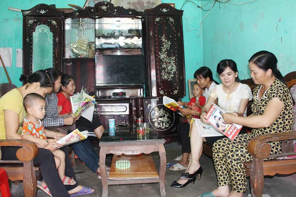 Cán bộ dân số xã Hoành Mô, huyện Bình Liêu, tuyên truyền về chính sách dân số cho người dân trên địa bàn xã