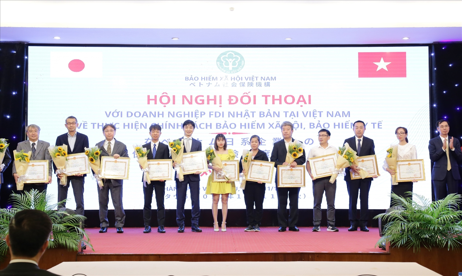 Thừa ủy quyền Tổng Giám đốc BHXH Việt Nam, Phó Tổng Giám đốc Đào Việt Ánh trao tặng Bằng khen cho 12 doanh nghiệp FDI Nhật Bản tại Việt Nam