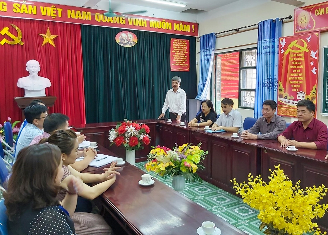 Ông Bế Ngọc Thuấn (mặc áo đỏ) tại cuộc họp triển khai các nội dung Chương trình MTQG trên địa bàn tỉnh Bắc Kạn