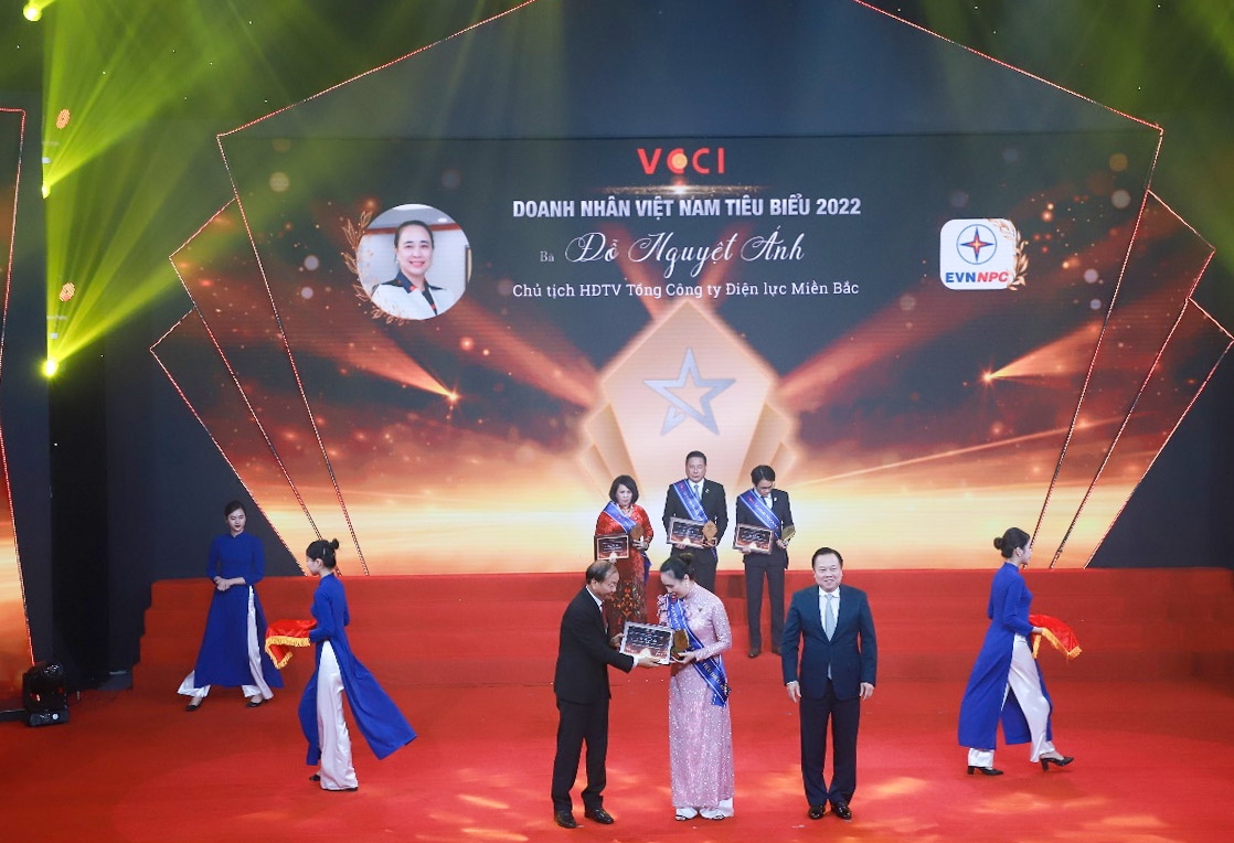 Bà Đỗ Nguyệt Ánh vinh dự được vinh danh Doanh nhân tiêu biểu năm 2022 