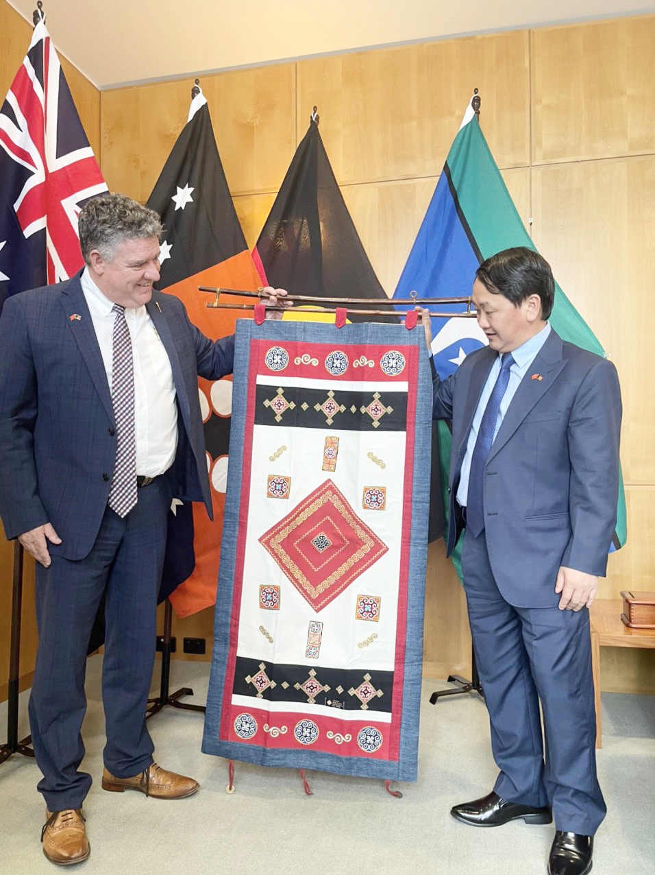 Bộ trưởng, Chủ nhiệm UBDT Hầu A Lềnh tặng quà Chủ tịch Quốc hội Bắc Úc