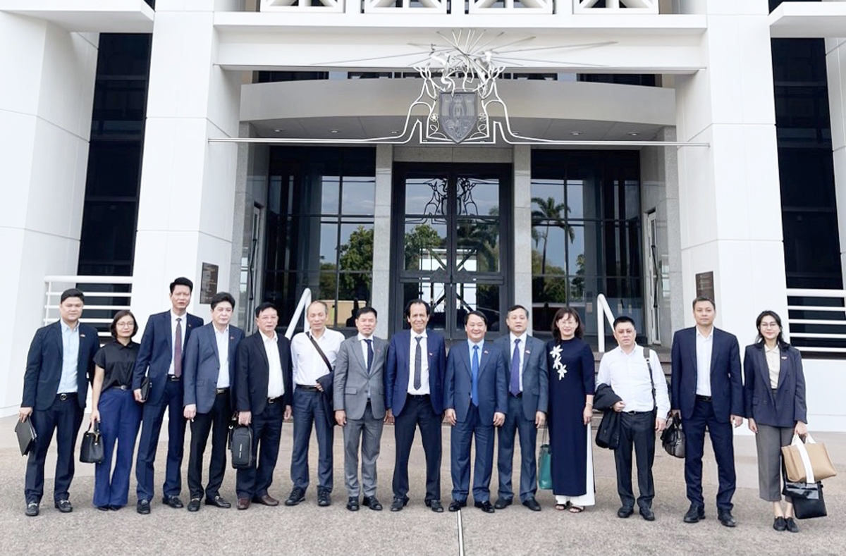 Bộ trưởng, Chủ nhiệm UBDT Hầu A Lềnh và đoàn đại biểu cấp cao UBDT Việt Nam chụp ảnh lưu niệm tại Tòa nhà Quốc hội Bắc Úc