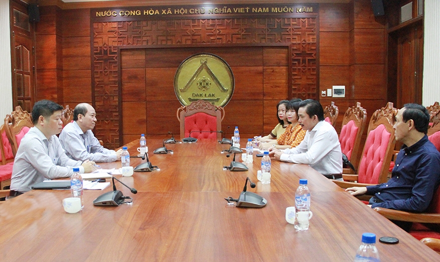 Chủ tịch tỉnh Đắk Lắk Phạm Ngọc Nghị (người ngồi phía trong, tính từ trái qua phải) đánh giá cao hiệu quả truyên truyền công tác dân tộc, chính sách dân tộc trên Báo Dân tộc và Phát triển 