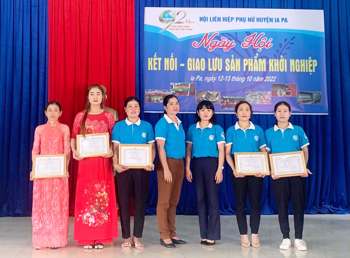 Hội LHPN huyện Ia Pa khen thưởng 9 tập thể và cá nhân có thành tích xuất sắc trong thực hiện Đề án “Hỗ trợ phụ nữ khởi nghiệp giai đoạn 2017 - 2025”