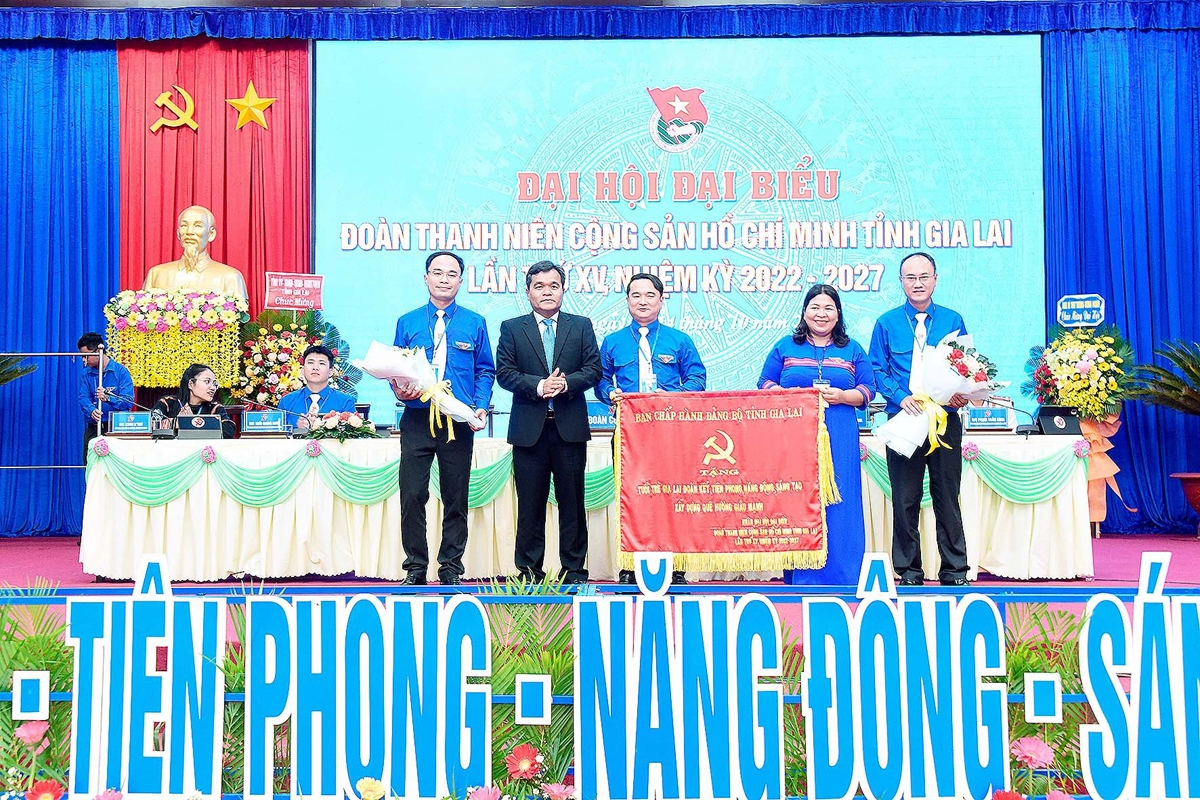 Bí thư Tỉnh ủy Hồ Văn Niên trao bức trướng của Ban Chấp hành Đảng bộ tỉnh tặng cho tuổi trẻ Gia Lai