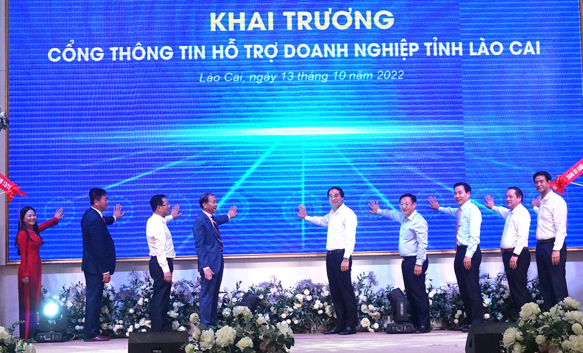 Lãnh đạo tỉnh Lào Cai, Liên đoàn Thương mại và Công nghiệp Việt Nam (VCCI) nhấn nút khai trương Cổng thông tin hỗ trợ doanh nghiệp