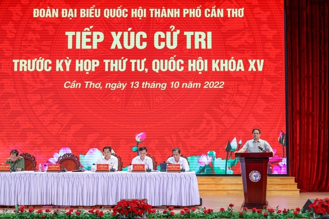 Thủ tướng Phạm Minh Chính và các đại biểu Quốc hội TP. Cần Thơ giải đáp, làm rõ nhiều ý kiến, đề xuất của cử tri - Ảnh: VGP/Nhật Bắc