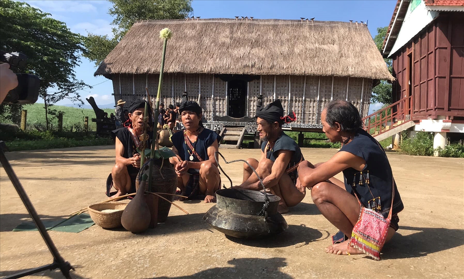 A Ngưi và người làng phục dựng lại nhiều lễ hội văn hóa của người Ba Na để phục vụ du khách.