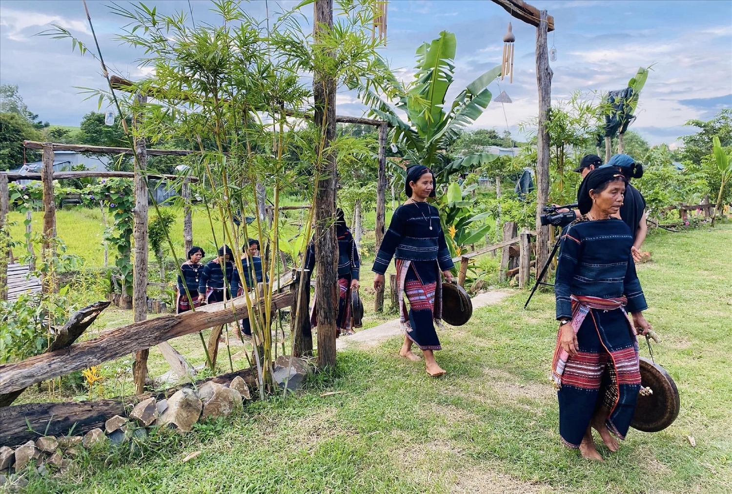 Đội chiêng nữ phục vụ du lịch của làng Kgiang.