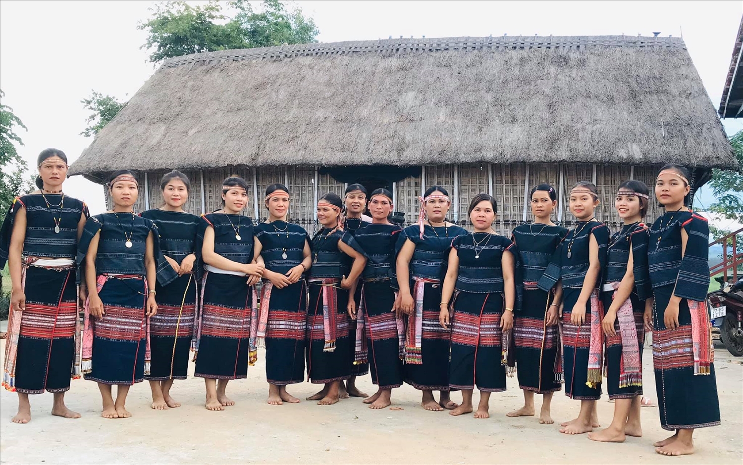 Phụ nữ và thiếu nữ Ba Na ở làng Kgiang hôm nay ai cũng hát hay, múa dẻo