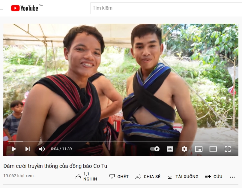 Chàng trai Alăng Brắc (bên trái) dân tộc Cơ Tu nổi tiếng trên mạng xã hội với những video quản bá về văn hóa, ẩm thực của người Cơ Tu ở Quảng Nam (Ảnh chụp màn hình video)