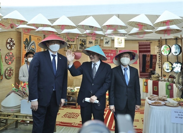 Đại sứ Việt Nam tại Hàn Quốc Nguyễn Vũ Tùng và Chủ tịch Quỹ Giao lưu Văn hóa Quốc tế Hàn Quốc Jung Kil-hwa tại Lễ hội Du lịch – Văn hoá Việt Nam tại Hàn Quốc