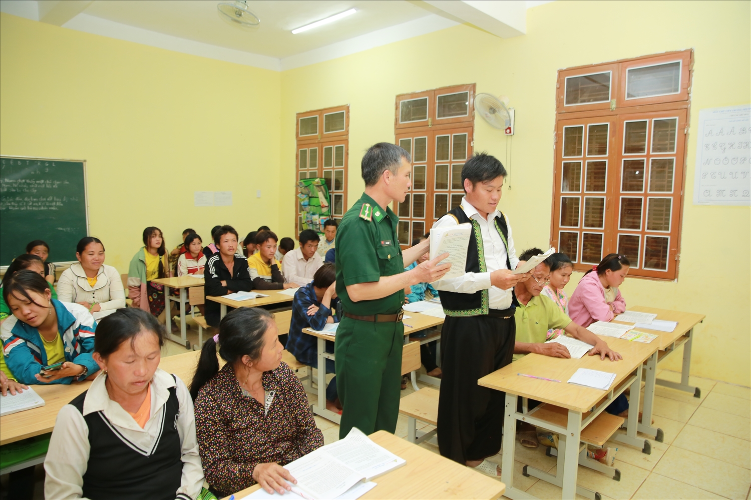 Lớp học xóa mù chữ của thầy giáo Lò Văn Phích tại bản Phá Thóng, xã Mường Và (huyện Sốp Cộp, Sơn La)