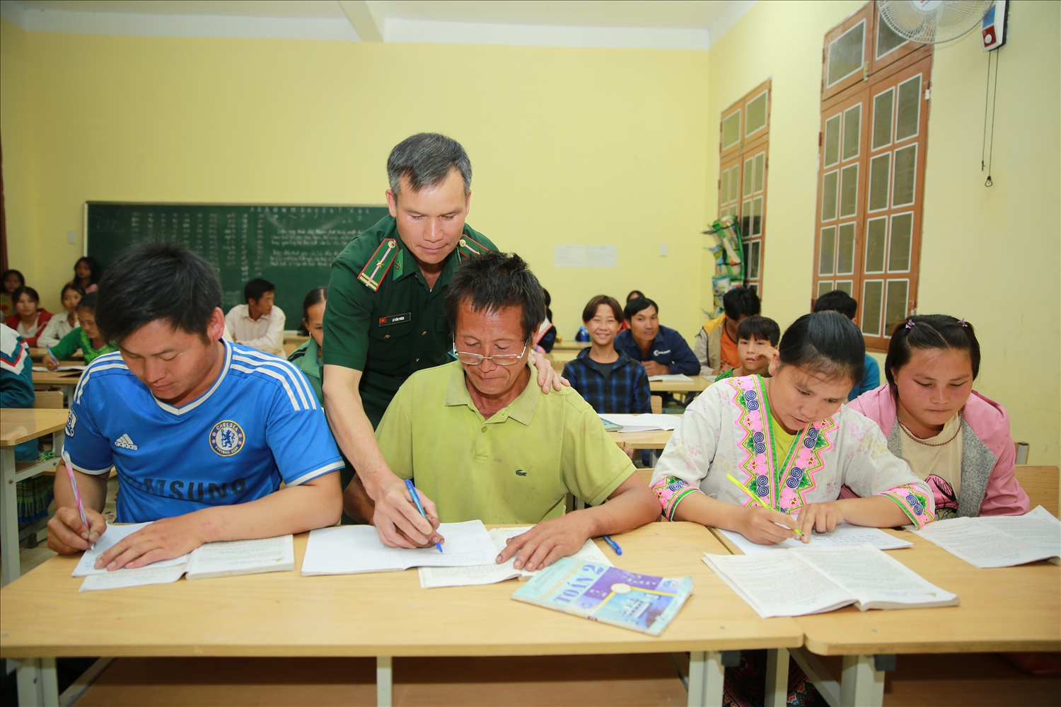 Lớp học xóa mù chữ của thầy giáo Lò Văn Phích tại bản Phá Thóng, xã Mường Và (huyện Sốp Cộp, Sơn La)