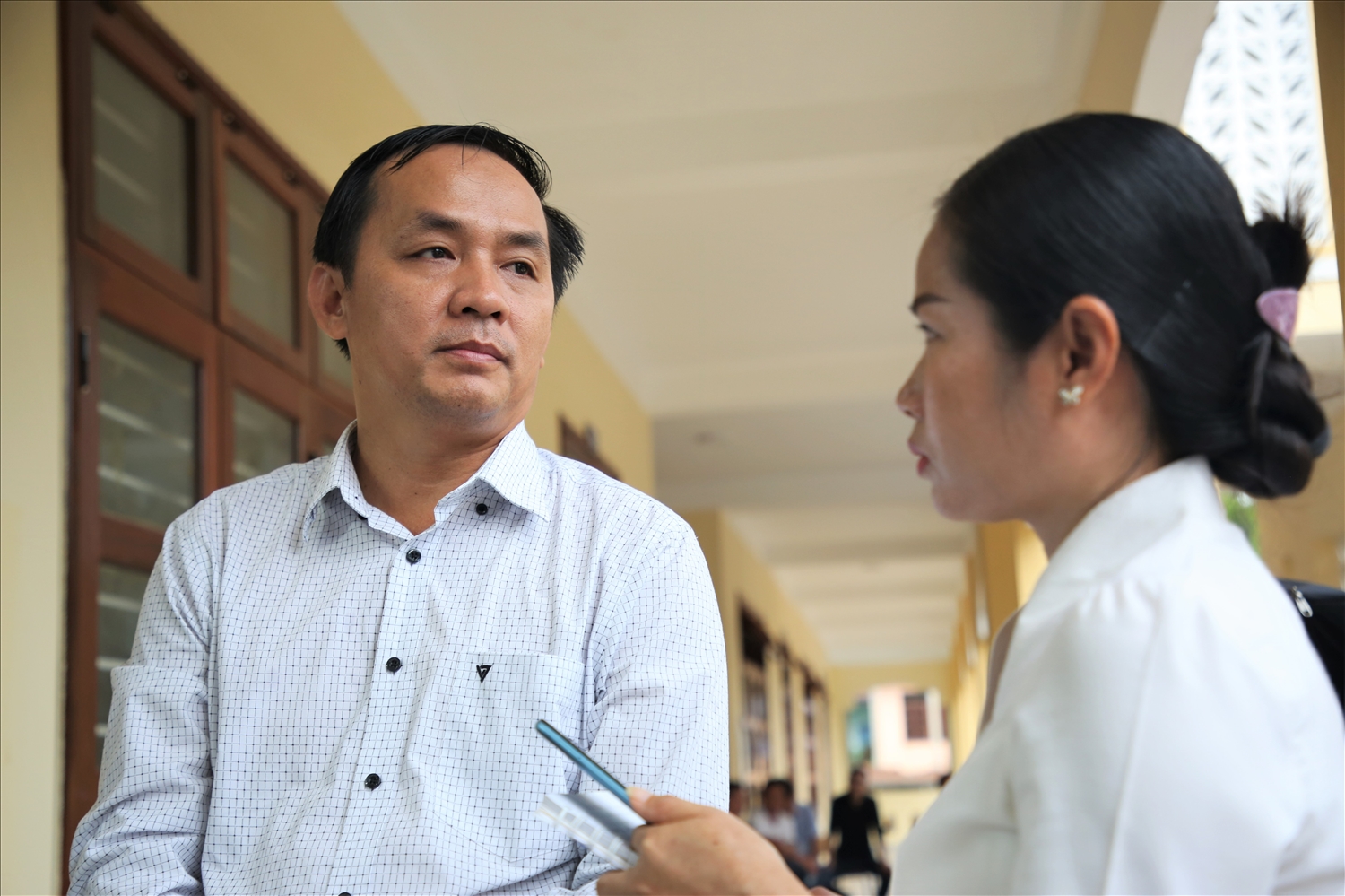 Anh Lê Huynh Trưởng phiên dịch lại nội dung cuộc gặp gỡ giữa lãnh đạo tỉnh và cộng đồng người Việt Nam tại Sê Kông với phóng viên Lào