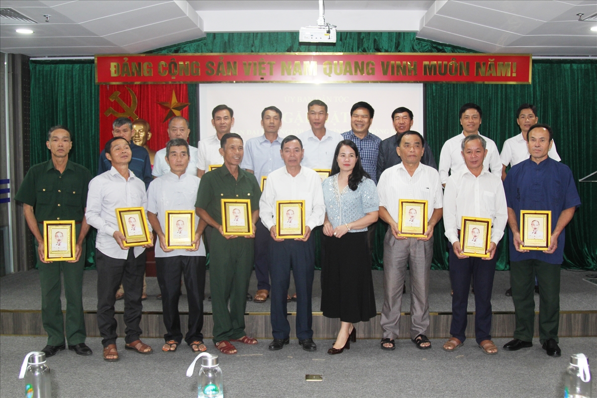 Bà Lương Thị Việt Yến tặng quà lưu niệm của UBDT cho các thành viên trong đoàn